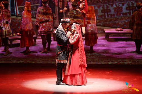 用艺术之光，塑时代之魂——音乐剧《拉齐尼·巴依卡》首演圆满成功