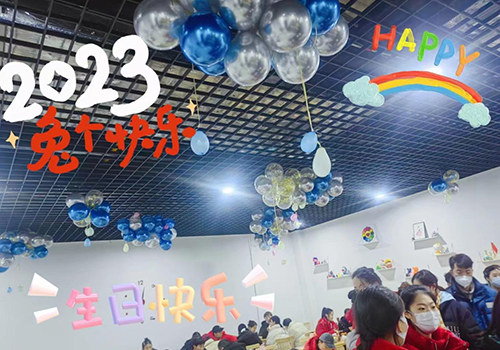 小寒料峭焕春意，生日聚会暖人心